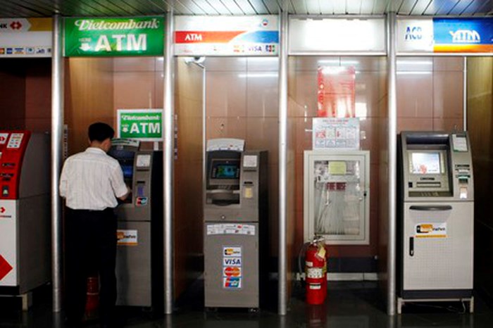 Ngân hàng Nhà nước chỉ đạo dừng tăng phí rút tiền ATM nội mạng